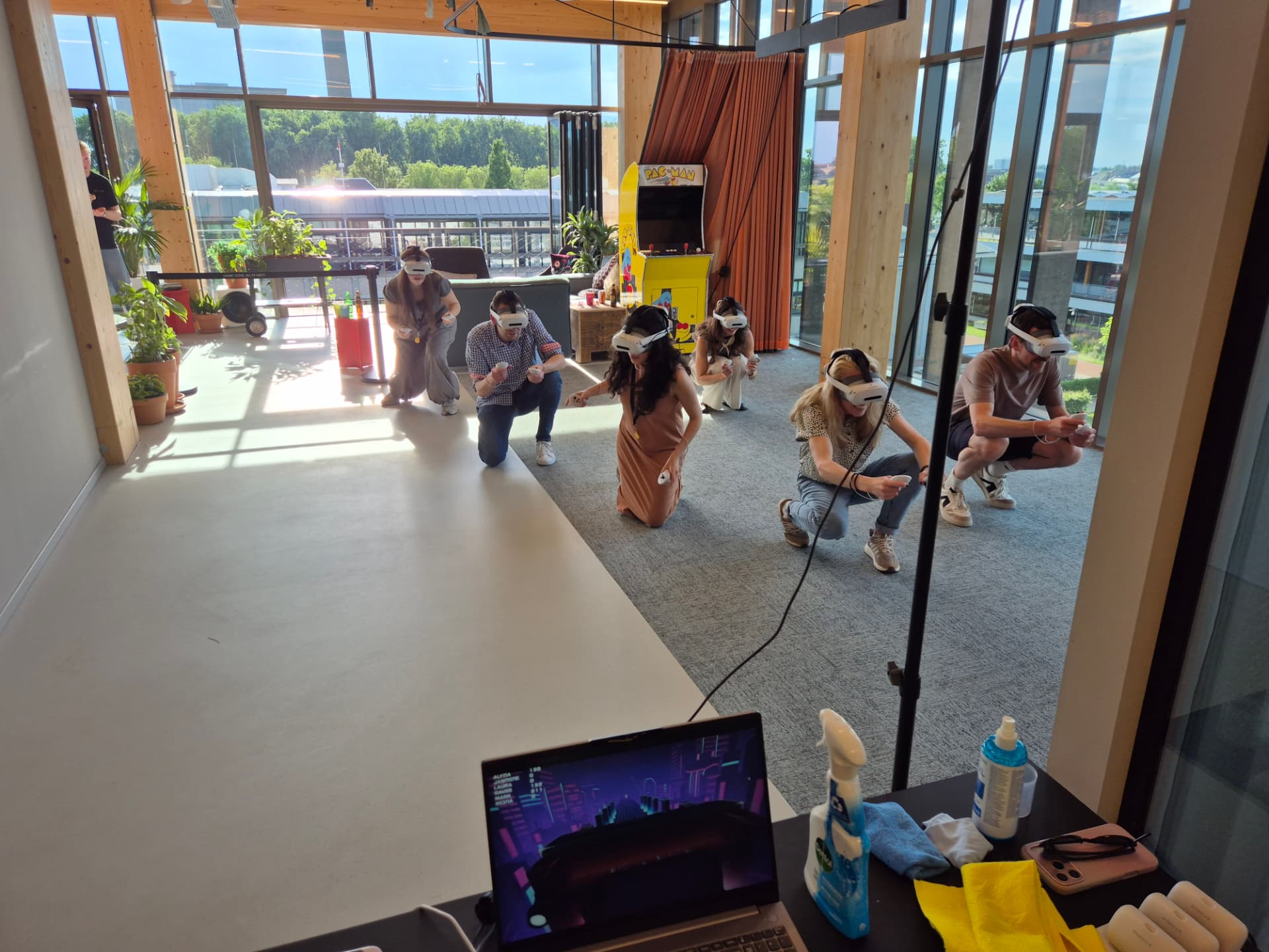 Team op de knieën met VR headsets tijdens een VR teambuilding sessie op locatie