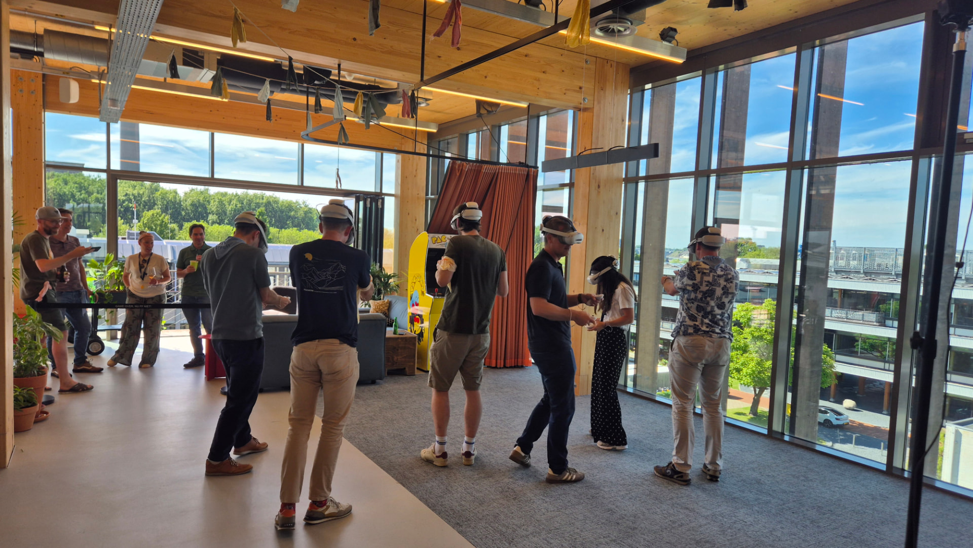 Collega's spelen samen een VR game tijdens een bedrijfsuitje op kantoor