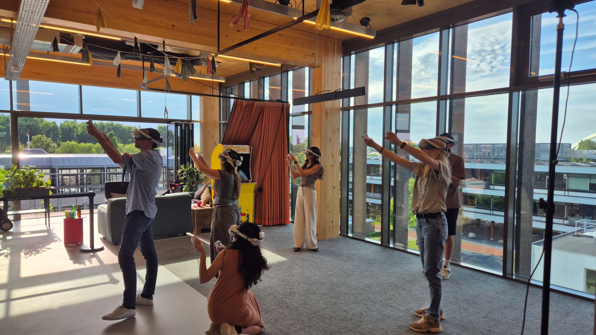 Groep met VR brillen in actie tijdens een VR groepsactiviteit op locatie