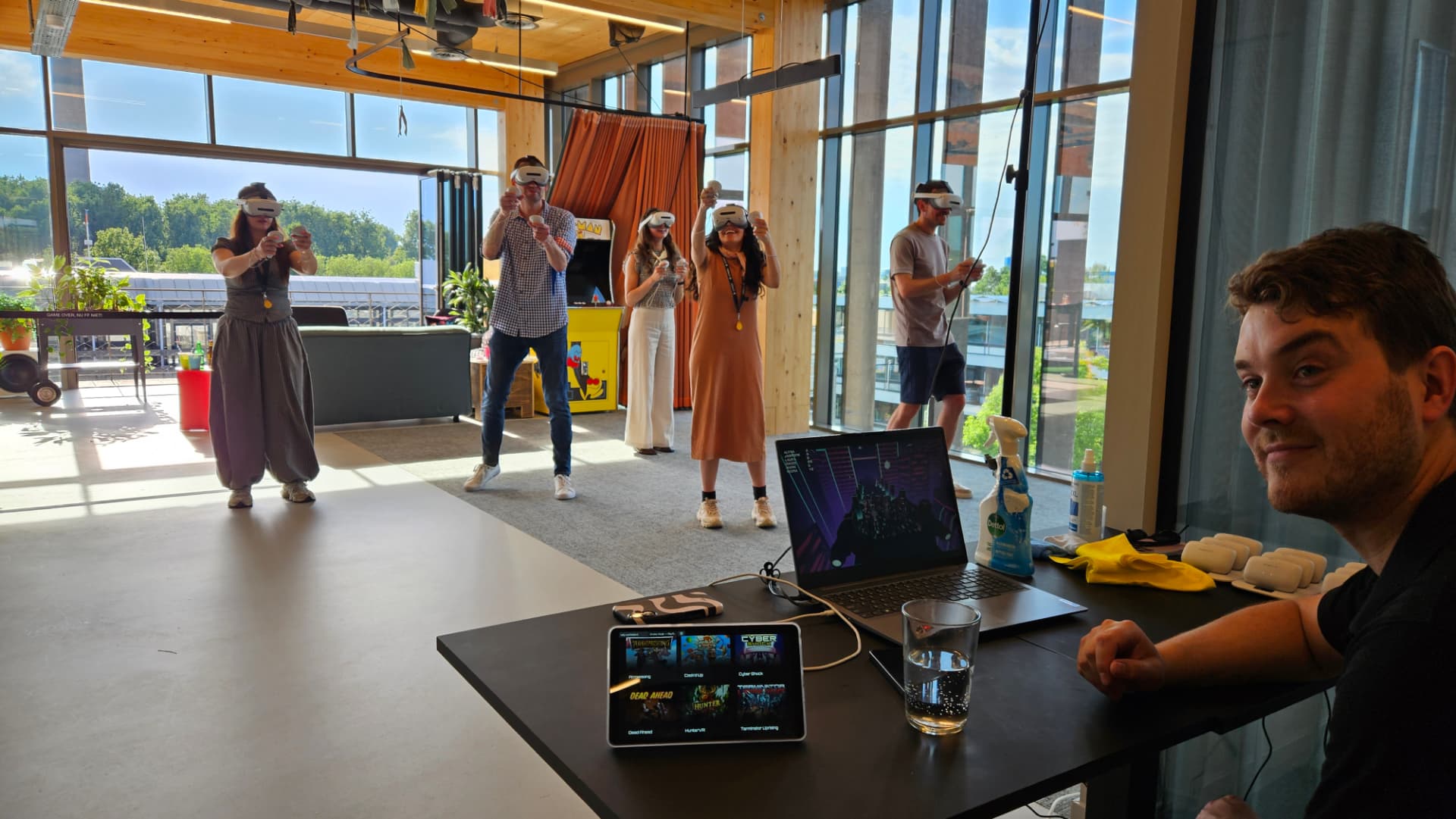 VR teambuilding met PlayfieldVR begeleiding en tablet met gameoverzicht